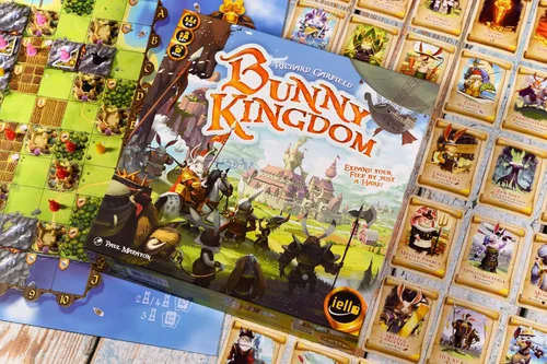 IELLO: Bunny Kingdom, juego de mesa de estrategia, expande tu feudo con solo una liebre, tiempo de juego de 45 minutos, 2 a 4 jugadores, para edades