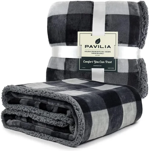 Miniatura 7 de PAVILIA Winter Cabin - Manta de sherpa de forro polar suave, acogedora manta reversible de Navidad gris de 50 x 60 pulgadas, cálida manta de felpa