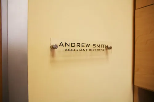 Miniatura 2 de Letrero personalizado de placa de nombre de pared de oficina. Patas modernas de acero inoxidable (transparente transparente)