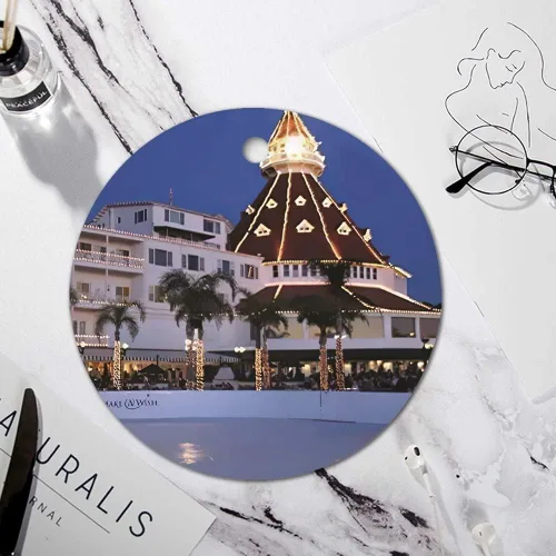 Miniatura 5 de Christmas Bauble Hotel Del Coronado - Adorno de Navidad único – Recuerdo redondo para árbol de Navidad – Colgante de cerámica doble cara impresión 3
