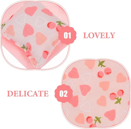 Miniatura 6 de Juego de ropa de cama de casa de muñecas rosa a escala 1:12, edredón de tela suave, sábana y 3 almohadas para escenas realistas de dormitorio