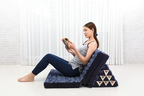 Miniatura 4 de Leewadee Tapete de 3 pliegues XXL con cojín triangular, almohada firme para TV, colchón plegable con cojín hecho de kapok ecológico, 67 x 31