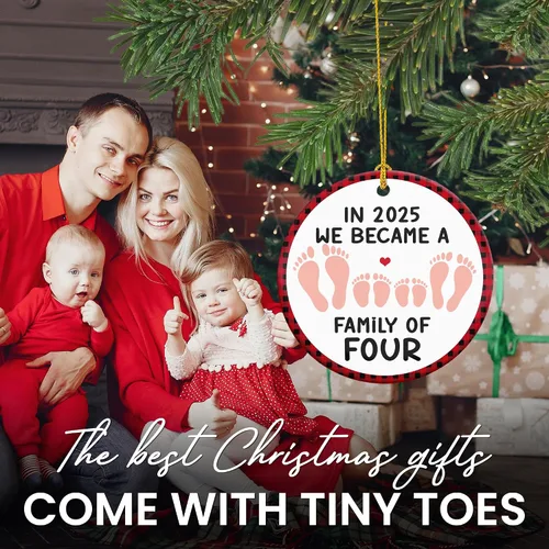 Miniatura 2 de OASSIE Familia de 4 adornos de Navidad 2025 – Adorno de Navidad de cerámica para decoración de árbol – Regalos de pareja para padres primerizos