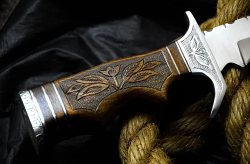 Miniatura 6 de 2a's Knives Cuchillo Bowie de acero D2 hecho a mano con funda, este cuchillo de corte tiene mango de madera grabado a mano.