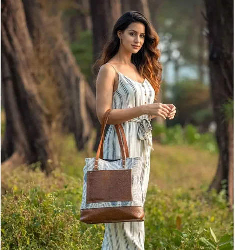 Miniatura 7 de Myra Bag Urbane Elegance Bolso de mano Upcrecycled Algodón y Cuero S-2812
