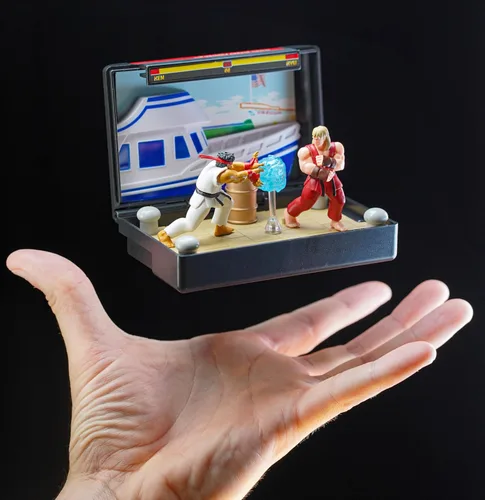 Miniatura 5 de Console Heroes Super Street Fighter II Diorama Coleccionable – Figuras Mini de Ryu y Ken con Escena del Escenario Dock – Expositor de Cartucho Retro