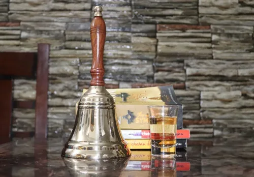 Miniatura 6 de The Metal Magician - Campana de mano grande y pesada dorada para bodas, Navidad y escuela, campana de mano de latón pulido (paquete de 1)
