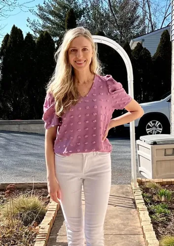 Miniatura 2 de FAPPAREL Camisetas de manga corta para mujer, blusas de gasa con cuello en V, lindas blusas de manga abombada