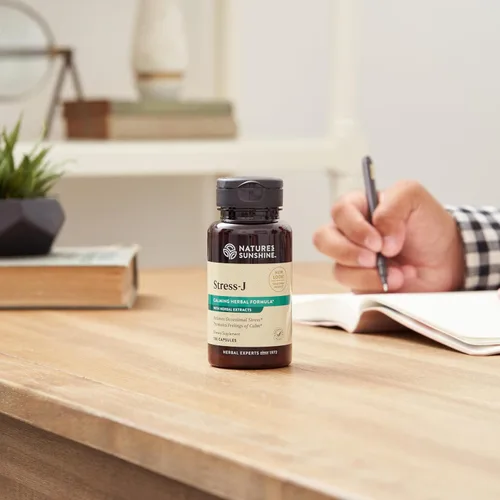 Miniatura 3 de Nature's Sunshine Stress-J, 100 cápsulas Esta fórmula natural para aliviar el estrés promueve la sensación de calma y ayuda con el estrés ocasional