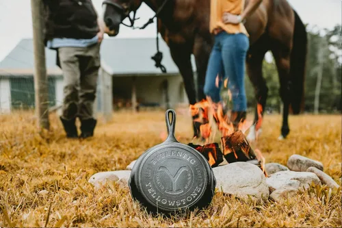 Miniatura 3 de Lodge Utensilios de cocina de hierro fundido con sello Yellowstone pre-sazonado, mango de lágrima exclusivo, uso en el horno, en la estufa