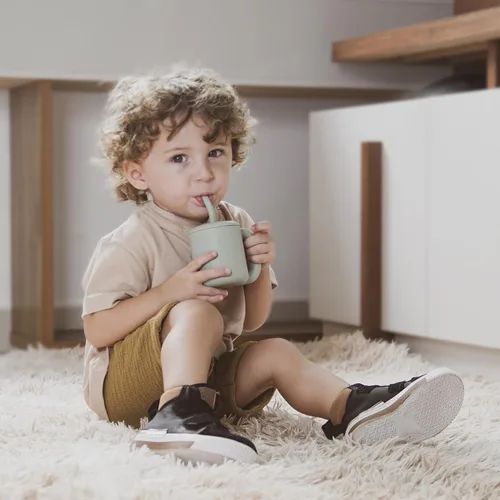 Miniatura 5 de KIDSco. Vasos de silicona con mango de transición de fácil agarre, un pico suave y pajita. Una taza de entrenamiento irrompible no tóxica sin