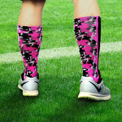 Miniatura 13 de Juego de calcetines de concientización sobre el cáncer de mama con accesorios de cinta rosa, calcetines de fútbol con cinta rosa de camuflaje grueso