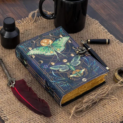 Miniatura 8 de Libro de Hechizos en Blanco Diario de las Sombras con Cierre de Cerradura Vintage Hecho a Mano de Cuero con Estampado de Polillas Luna y Mariposa