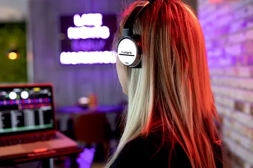Miniatura 12 de Numark Party Mix Live + HF125 - Controlador de DJ/Set de DJ para adultos y niños con luces de DJ, altavoces de DJ, mezclador de DJ y auriculares