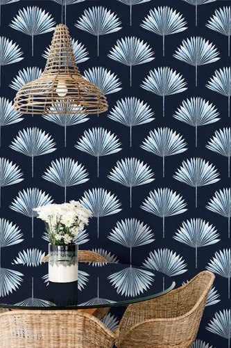 Miniatura 6 de NextWall Papel tapiz tropical para despegar y pegar con palmeras (azul marino)