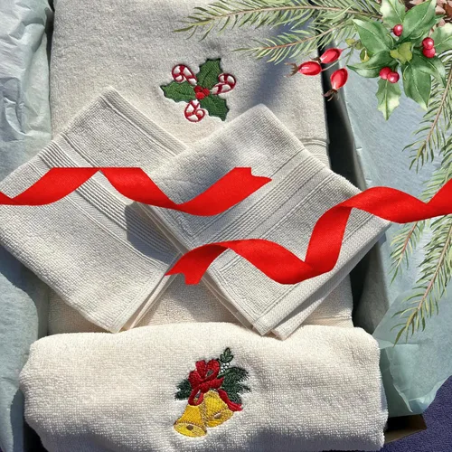 Juego de toallas navideñas Luzia | Color marfil | Incluye 1 toalla de baño y 1 toalla de mano con diseños bordados y 2 toallas de baño lisas |