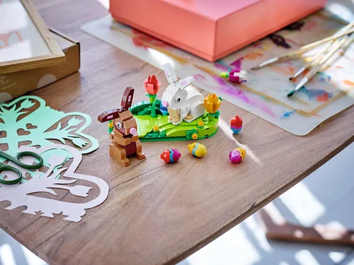 Miniatura 4 de LEGO Easter Rabbits Display 40523 - Juego de juguetes de construcción, incluye coloridos huevos de Pascua y tulipanes, decoraciones de Pascua