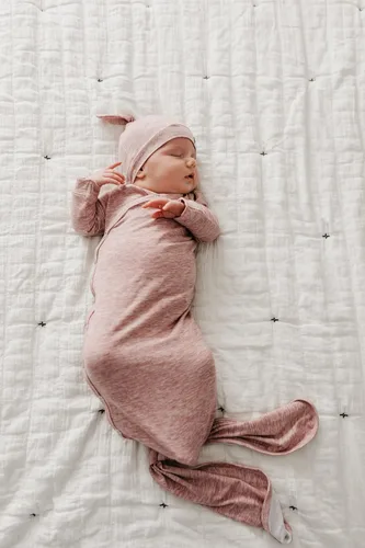 Miniatura 2 de Copper Pearl Gorro de bebé con nudo superior elástico suave Maeve