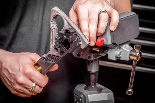 Miniatura 4 de Real Avid Tornillo de banco giratorio de 360° para un posicionamiento óptimo, aplicaciones versátiles, tornillo de banco de 5 pulgadas de ancho