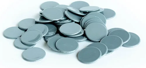 Contadores de plástico: fichas de juego de color gris (monedas de plástico de colores duros, marcadores y discos para fichas de bingo, guiños