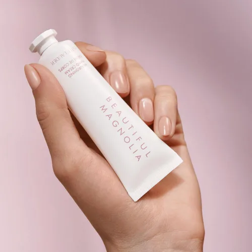 Miniatura 2 de Estée Lauder Beautiful Magnolia Crema hidratante y nutritiva para manos con notas de magnolia exuberante, gardenia solar, maderas cálidas y almizcle