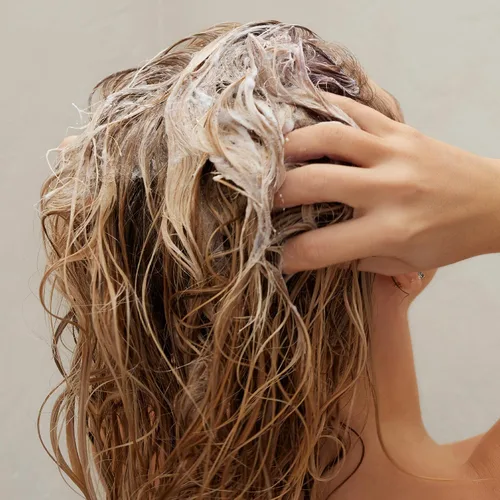 Miniatura 5 de Kristin Ess Hair The One Champú Morado para Tonificar el Cabello Rubio - Neutraliza los Tonos Cobrizos + Amarillos, Restaura el Brillo - Libre