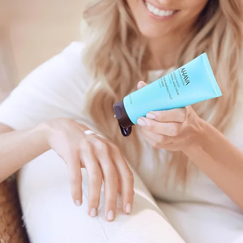 Miniatura 4 de AHAVA Crema de Manos Mineral de Agua del Mar Muerto - Hidratante de Manos para Manos Secas Agrietadas, Absorción Ligera y Rápida, Enriquecida