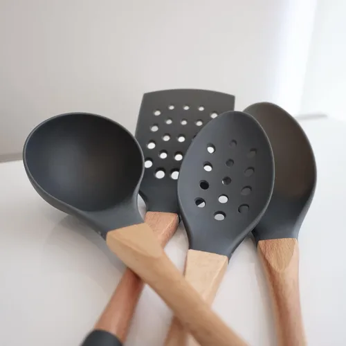 Miniatura 5 de Beille 5 utensilios de cocina de madera de nailon gris oscuro con cucharas de cocina, cucharón de sopa, cuchara espumadera y espátula, 13 pulgadas