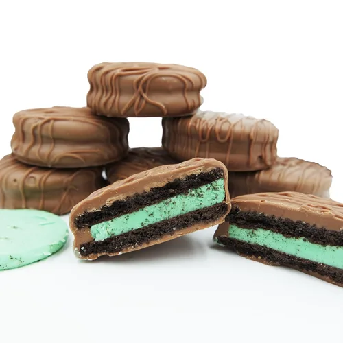 Miniatura 15 de Galletas de la marca Philadelphia Candies cubiertos por ambos lados de chocolate negro y con leche, y crema de cacahuete de la marca Nutter Butter