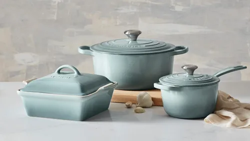 Miniatura 5 de Le Creuset - Cacerola esmaltada con firma de hierro fundido, 1.75 cuartos de galón, Sal marina Sea Salt