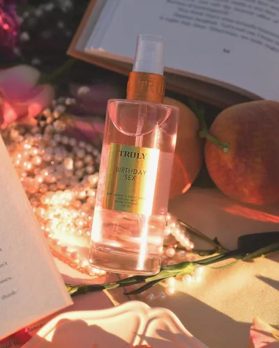 Miniatura 3 de Truly Perfume Body Mist Bruma refrescante con fragancia de larga duración para una piel suave, tersa y perfumada