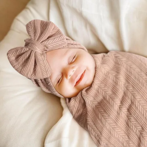 Miniatura 3 de DRESHOW BQUBO Mantas envolventes para bebés niñas, juego de 4 accesorios para recién nacidos con gorro a juego y cinta con moño con tarjeta de 1