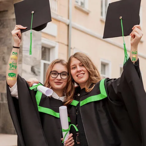 Miniatura 4 de 12 hojas de tatuajes temporales de graduación con purpurina verde y dorada estilo metálico, recuerdos de fiesta de graduación 2025, felicitaciones