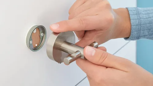 Miniatura 2 de tesa Moon Swing Arm Toallero – Toallero de dos brazos sin taladro, metal cromado e inoxidable para el baño con brazos giratorios, incluye solución