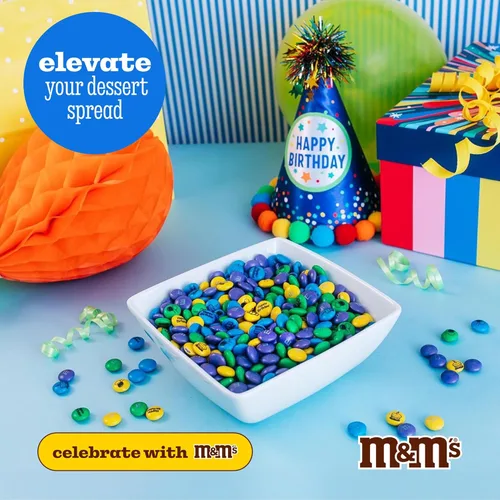 Miniatura 4 de M&M'S Caramelos de cumpleaños de chocolate con leche, 5 libras de dulces a granel con imágenes prediseñadas de feliz cumpleaños impresas, perfectos