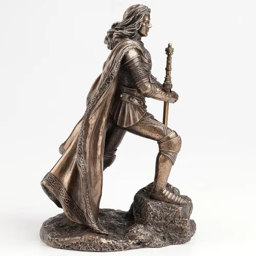 Miniatura 5 de Veronese Design King Arthur de pie tirando de la espada en la estatua de bronce de piedra