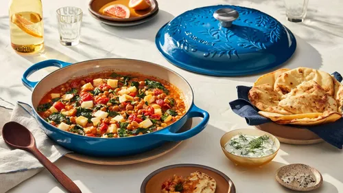 Miniatura 6 de Le Creuset Olive Branch Collection Signature Braiser de hierro fundido esmaltado, 3.5 cuartos de galón, Marsella con tapa en relieve Marseille