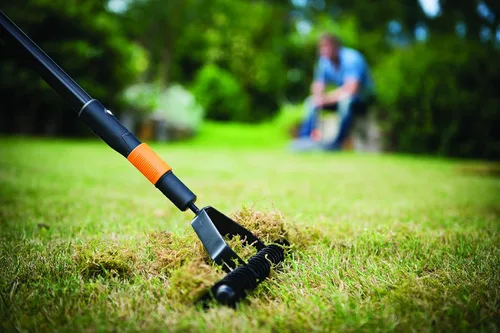 Miniatura 6 de Fiskars QuikFit 1000655 - Rastrillo aireador, cabezal de herramienta, ancho: 14.6 in, negro/naranja