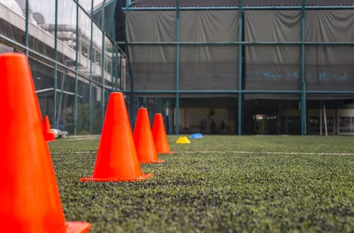 Miniatura 8 de Juego de conos de tráfico de 9 pulgadas de plástico para entrenamiento, conos deportivos, conos de marcador de campo de agilidad para entrenamientos