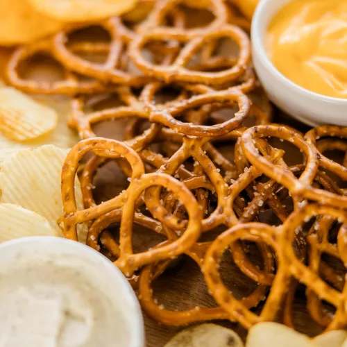 Miniatura 5 de Utz Paquete variado de 60 bocadillos individuales de papas fritas, rizos de queso, palomitas de maíz y pretzel para llevar