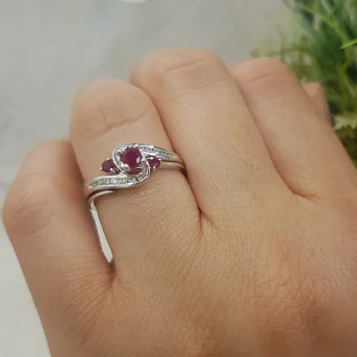 Miniatura 4 de Dazzlingrock Collection - Juego de anillos de compromiso para novia, oro blanco y rubí de 18 quilates