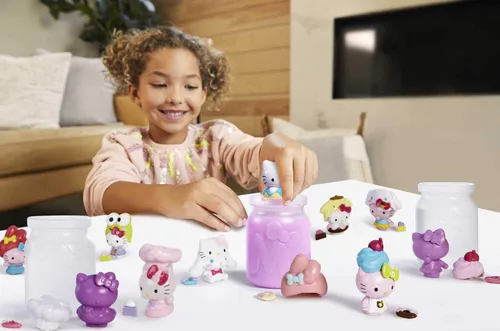 Miniatura 2 de Mattel Sanrio - Figuras coleccionables de Hello Kitty (2 pulgadas) con sombrero y accesorios de postre, paquete sorpresa para ciegas, inmersión