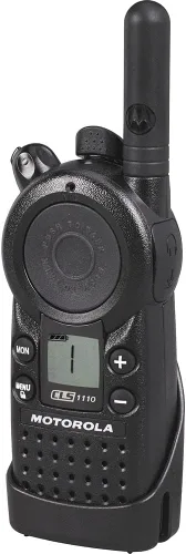 4 x Motorola CLS1110 UHF 1W 1 canal de radio de 2 vías (CLS1110) + 4 micrófonos de altavoz remoto HKLN4606 - Paquete de 4 con paquete de micrófono