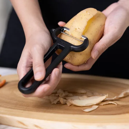 Miniatura 7 de Linoroso Pelador de frutas dentadas de acero inoxidable negro, pelador clásico de verduras, hoja giratoria japonesa, mango cómodo, apto