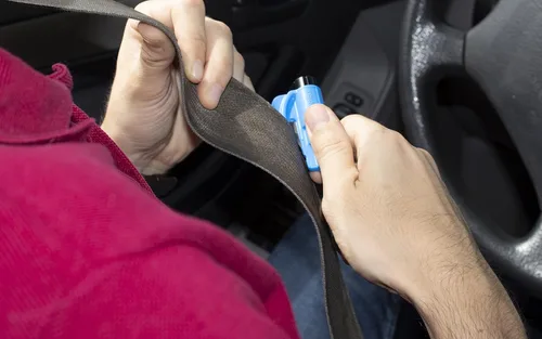 Miniatura 11 de resqme Herramienta de escape de coche con llavero de emergencia original, cortador de cinturón de seguridad 2 en 1 y rompevanas, fabricado en azul