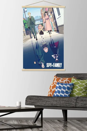 Miniatura 2 de Trends International Spy x Family - Póster de pared de arte familiar con llave, 22.37 x 34.00 pulgadas, paquete de impresión premium y colgador