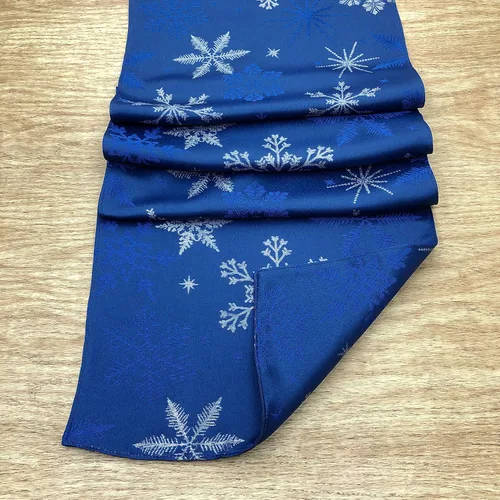 Miniatura 3 de Camino de mesa tejido jacquard metálico con copos de nieve azul navideño (corredor de 14" x 72")
