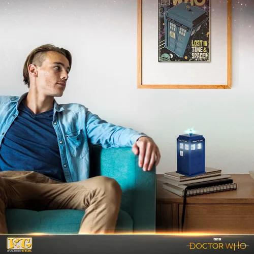 Miniatura 5 de FAMETEK Altavoz Bluetooth Doctor Who Tardis. Reproduce música, se ilumina, efectos de sonido detallados de Tardis Los mejores regalos de Doctor