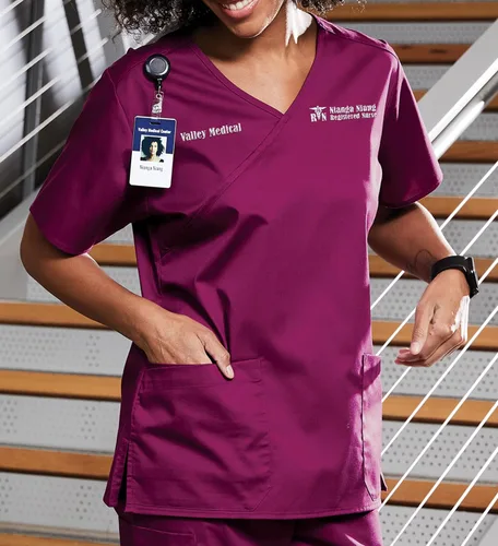Miniatura 4 de Top de uniforme médico bordado con bordado para añadir tu logo de texto, iniciales de monograma, para mujer