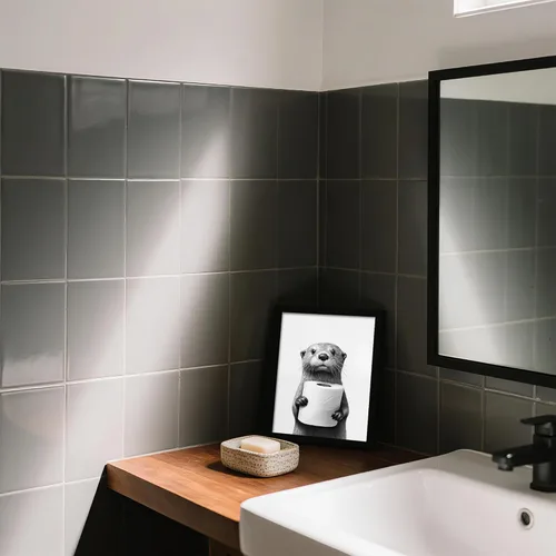 Miniatura 5 de Lienzo enmarcado en blanco y negro para el baño, divertida decoración de baño de animales, linda nutria sosteniendo un rollo de papel higiénico